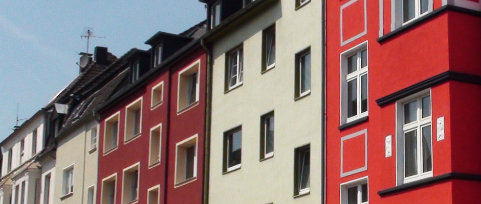Farbige Hauswände mehrere Mehrfamilienhäuser